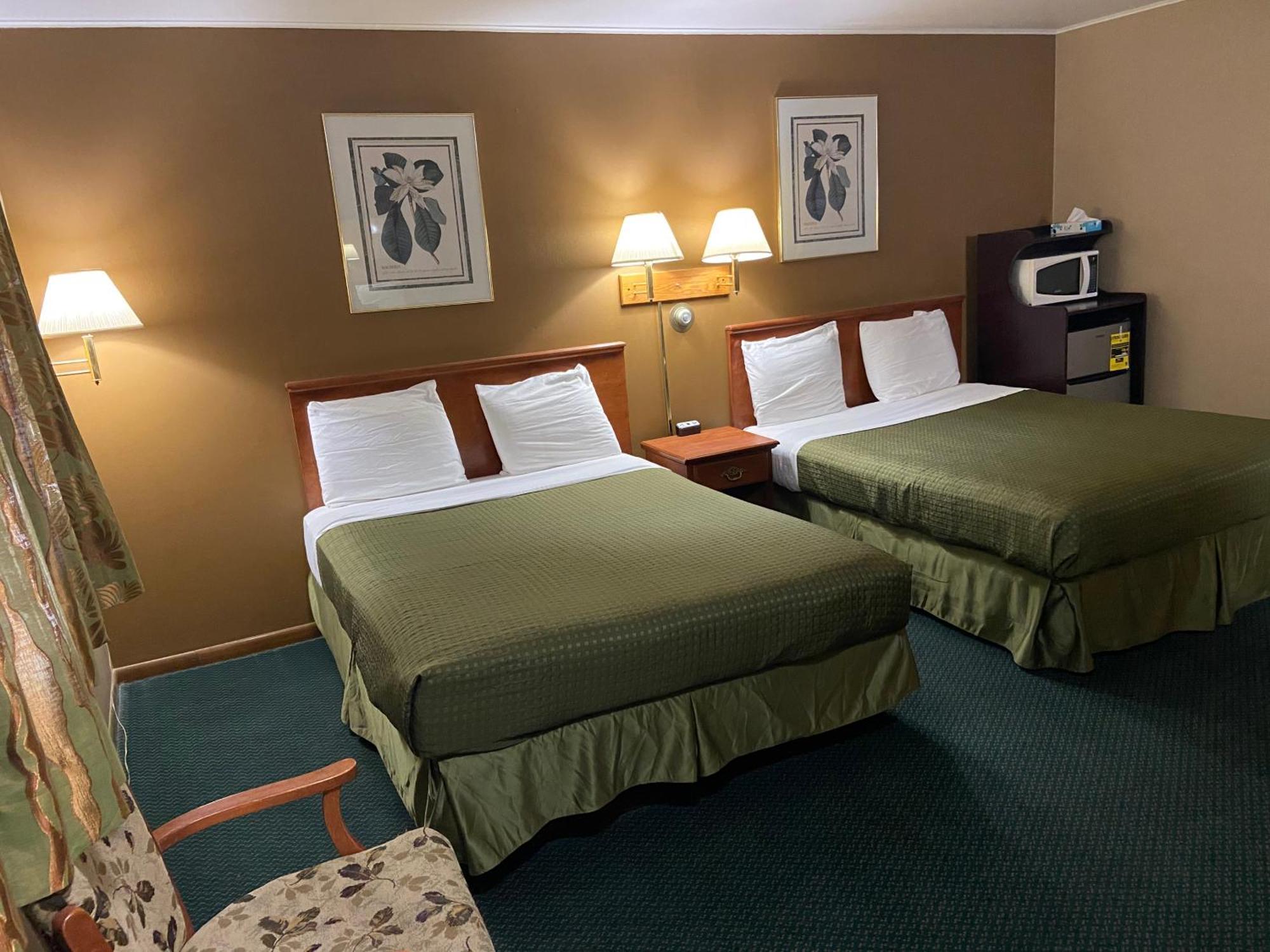 Colonial Inn Dyersville Екстериор снимка